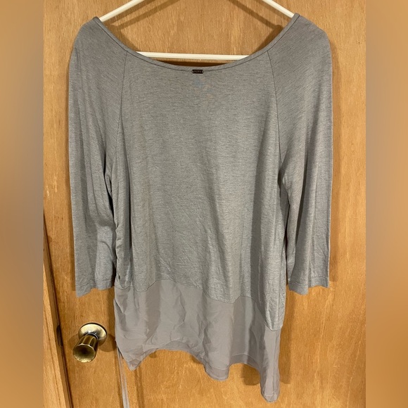 #34-ST. JOHN -Georgette Jersey Assymetrical Blouse Gray Size Large Silk/Viscose - Picture 3 of 5